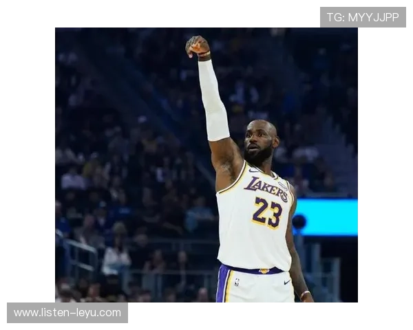 詹姆斯关键三分绝杀湖人逆转勇士引爆全场冲击季后赛席位再添悬念