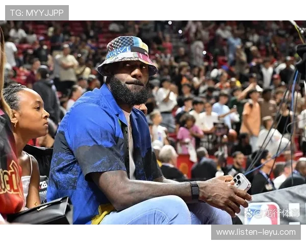 詹姆斯携湖人迎战勇士 新赛季季前赛首战精彩上演